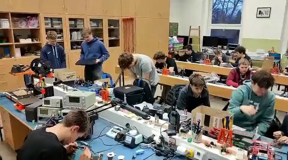 Studenti ve slaboproudé dílně pájí a staví drony